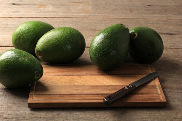 Frische gelbe reife tropische butterartige Avocado Alpukat Mentega auf Holztisch