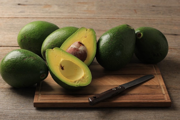 Frische gelbe reife tropische butterartige Avocado Alpukat Mentega auf Holztisch