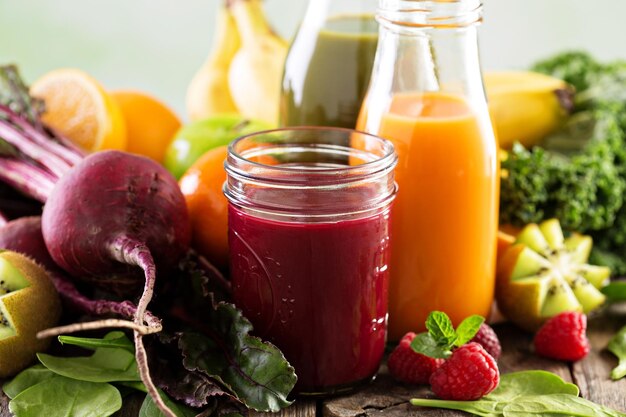 Foto frische gemüses- und fruchtsäfte mit rüben, beeren und grünen