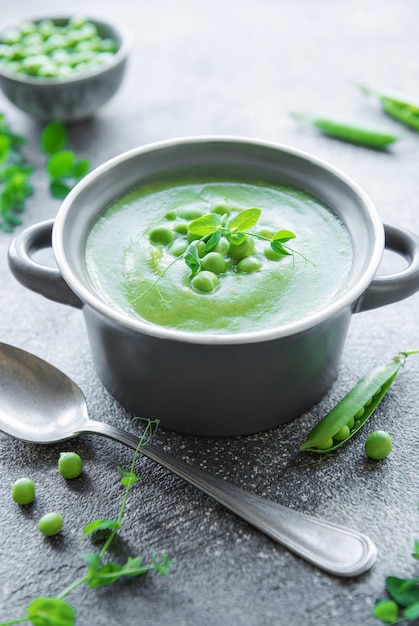 Frische Gemüsesuppe aus grünen Erbsen