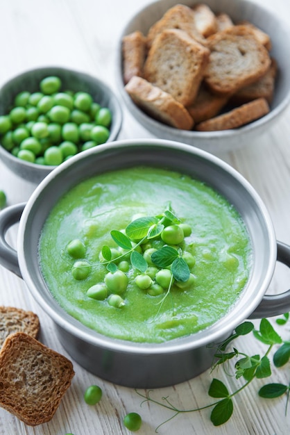 Frische Gemüsesuppe aus grünen Erbsen