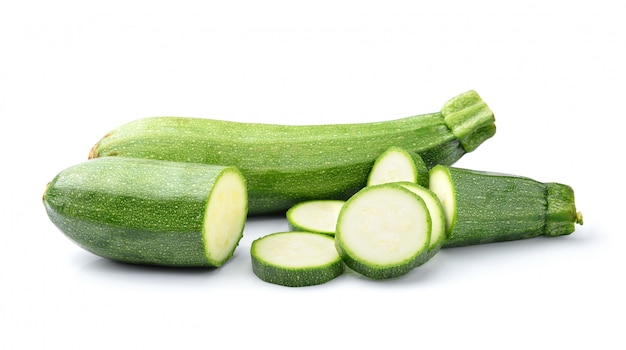 Frische Gemüsezucchini lokalisiert auf Weiß