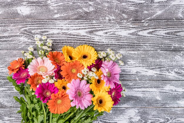 Frische Gerberablumen auf hölzernem Hintergrund, Blumenrand, Blumenhintergrund mit Platz für Text