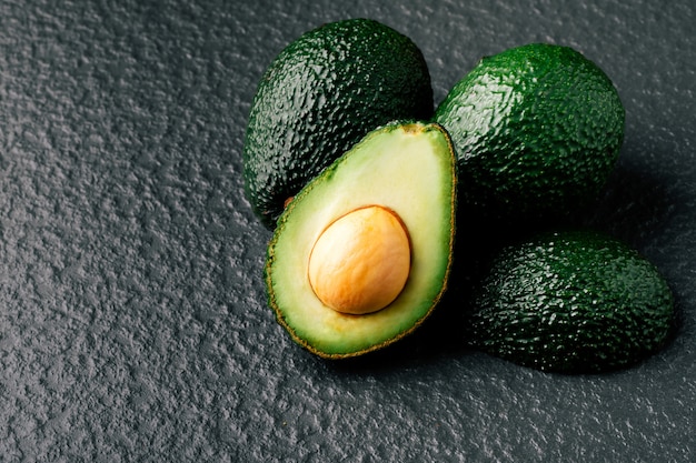 Frische geschnittene Avocado auf Holztisch. Vegetarisches Essen-Konzept.