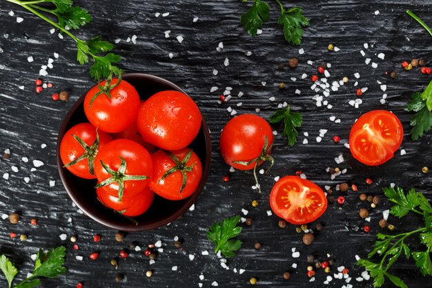 Frische geschnittene Cherry Tomatoes mit grobem Salz und Kräutern der Gewürze