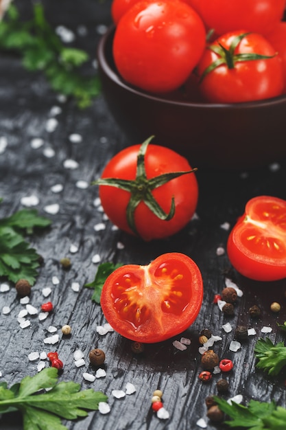 Frische geschnittene Cherry Tomatoes mit grobem Salz und Kräutern der Gewürze