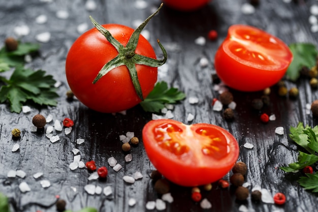 Frische geschnittene Cherry Tomatoes mit grobem Salz und Kräutern der Gewürze