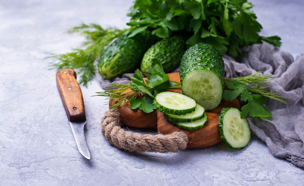 Frische geschnittene Gurke und Petersilie. Selektiver Fokus