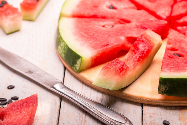 Frische geschnittene Wassermelone auf Holztisch.