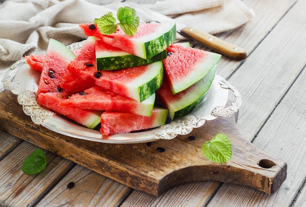 Frische geschnittene Wassermelone in einer Metallschüssel hölzern