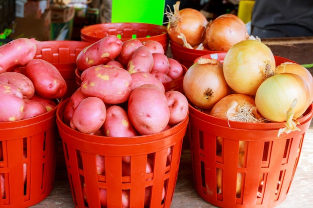 Frische gesunde Biokartoffeln auf Paris-Landwirtlandwirtschaftsmarkt