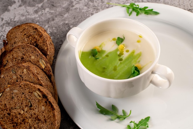 Frische gesunde grüne Spinatcremesuppe Vegane Küche