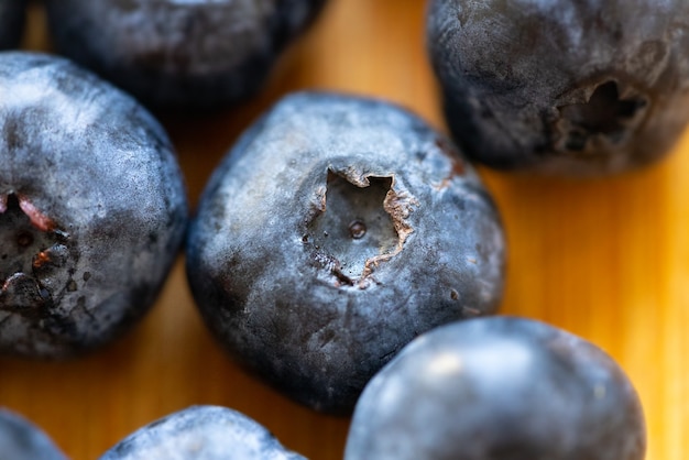 Frische gesunde reife Blaubeeren auf einem Küchentisch