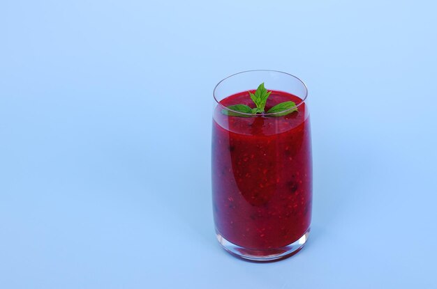 frische gesunde smoothies in einem glas aus pfirsich, banane, beeren mit minze. Gesundes Detox-Getränk