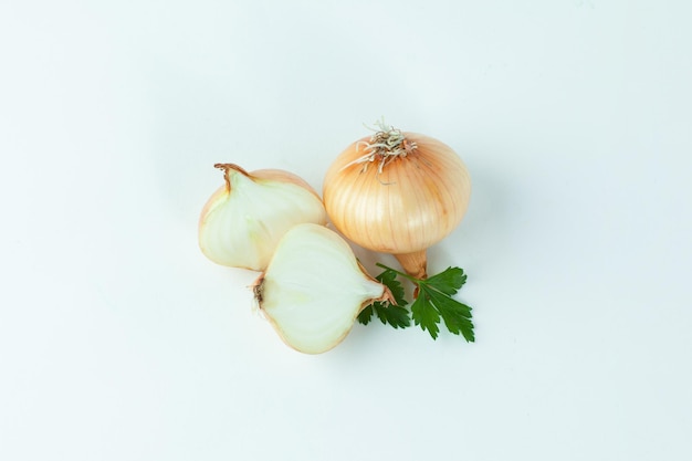 Frische goldene Zwiebeln isoliert auf weißem Hintergrund