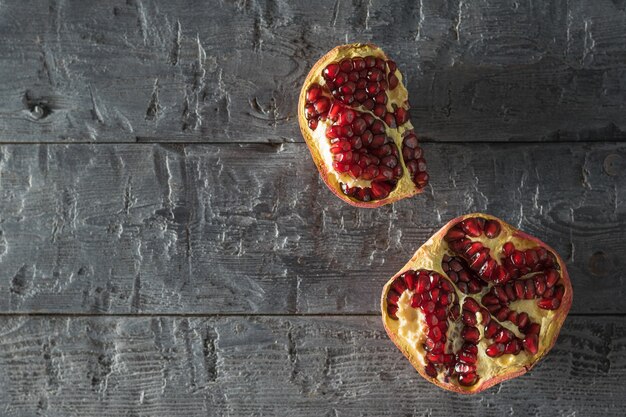 Frische Granatapfelbeeren auf einem Holztisch. Der Blick von oben. Vegetarisches Essen.