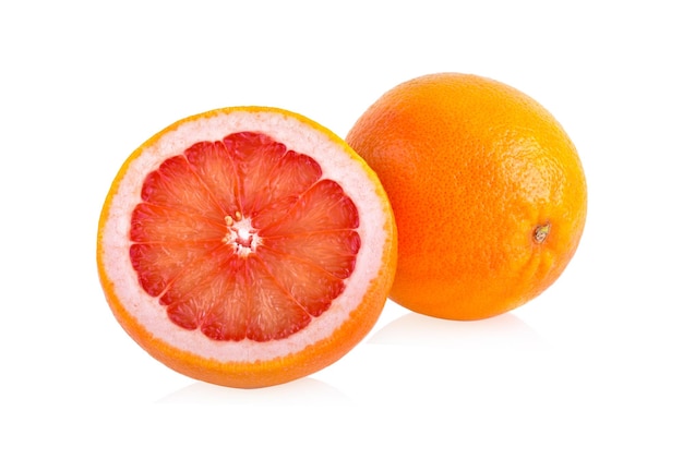 Frische Grapefruit lokalisiert auf weißem Hintergrund