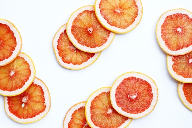 Frische Grapefruitscheiben auf weißem Hintergrund