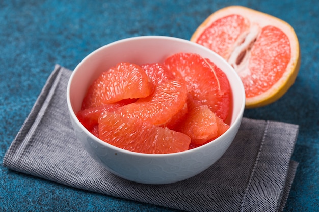 Frische Grapefruitscheiben in einer Holzschale, gesunder Snack