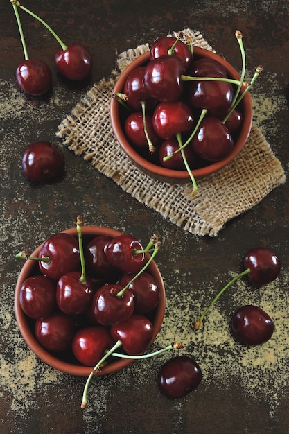 Frische große Süßkirschen. Süßkirschen in Schalen. Vitamin-Konzept.