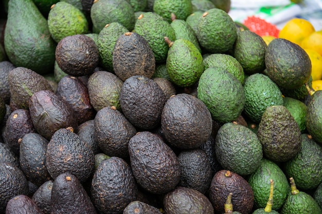 Foto frische grüne avocado auf dem markt