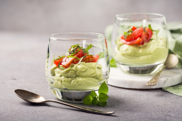 Frische grüne Avocado-Mousse