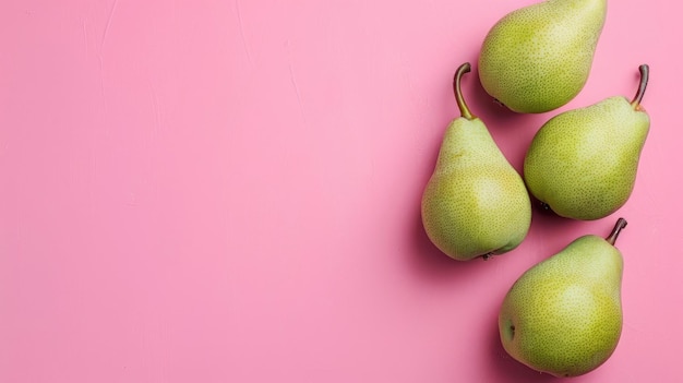 Frische grüne Birnen auf rosa Hintergrund Gesundes Essen Konzept