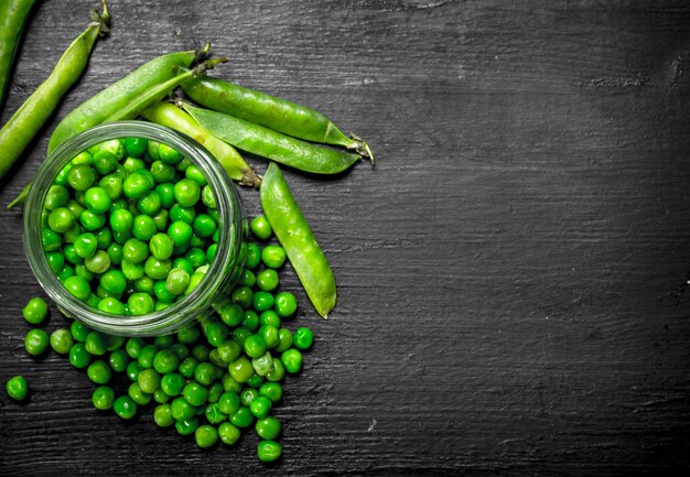 Frische grüne Erbsen im Glas