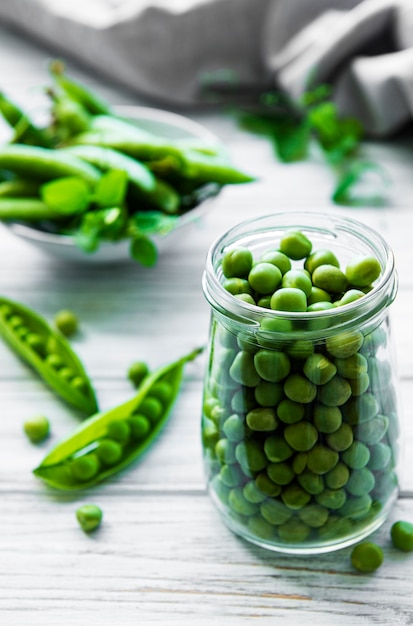 Frische grüne Erbsen im offenen Glas