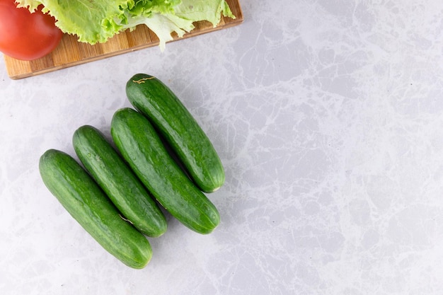 Foto frische grüne gurke auf der schreibtischplatte