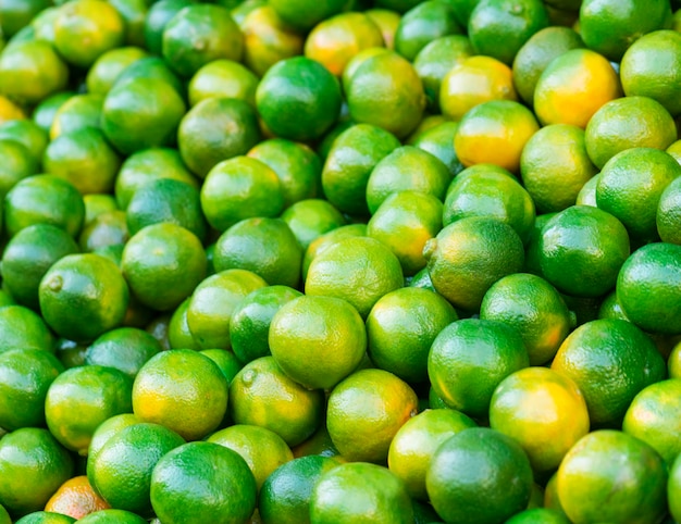 Frische grüne Mandarinen auf dem Markt hautnah