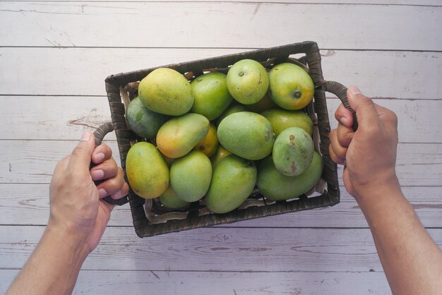 Frische grüne Mango in einer Schüssel auf dem Tisch