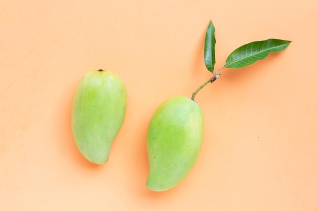 Frische grüne Mango Tropische Frucht