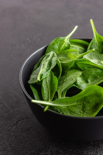 Foto frische grüne spinatblätter in der schüssel natürliche vegetarische nahrung