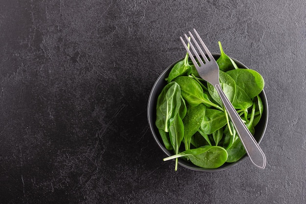 Foto frische grüne spinatblätter in der schüssel natürliche vegetarische nahrung