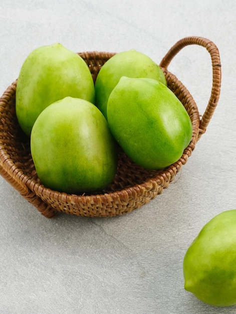 Frische grüne Tomaten auf grauem Hintergrund kopieren Raum Ausgewählter Fokus