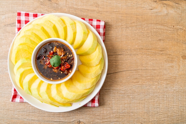 frische grüne und goldene Mango mit süßer Fischsauce nach asiatischer Art