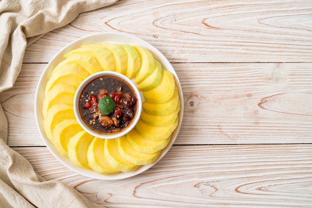 Foto frische grüne und goldene mango mit süßer fischsauce nach asiatischer art