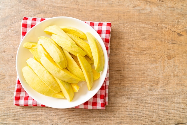 frische grüne und goldene Mango