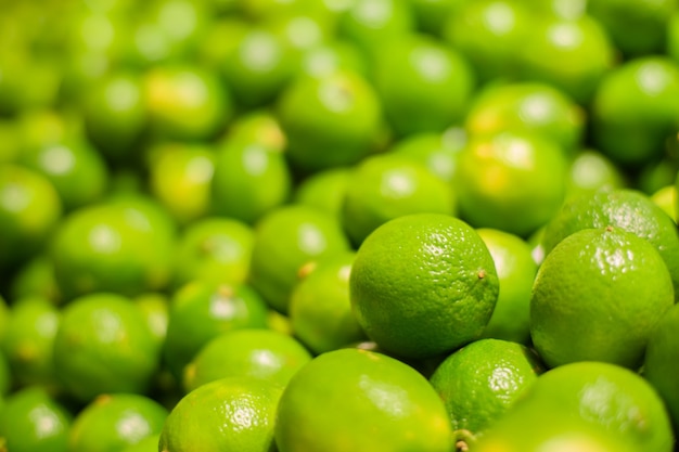 Frische grüne Zitronen im Supermarkt