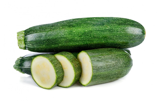 Frische grüne Zucchini lokalisiert auf weißem Hintergrund