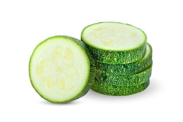 Frische grüne Zucchini mit Scheibe lokalisiert auf weißem Hintergrund