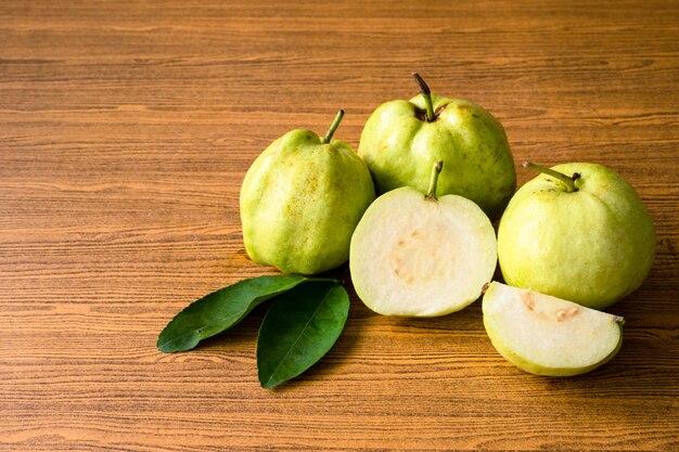 Frische Guavenfrucht auf Holztischhintergrund.