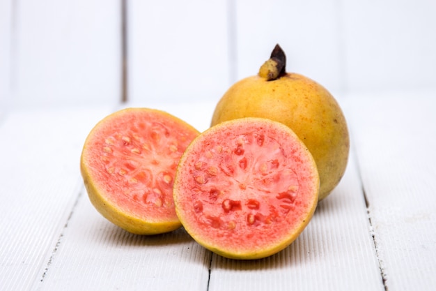 Frische Guavenfrüchte auf einem weißen Hintergrund.