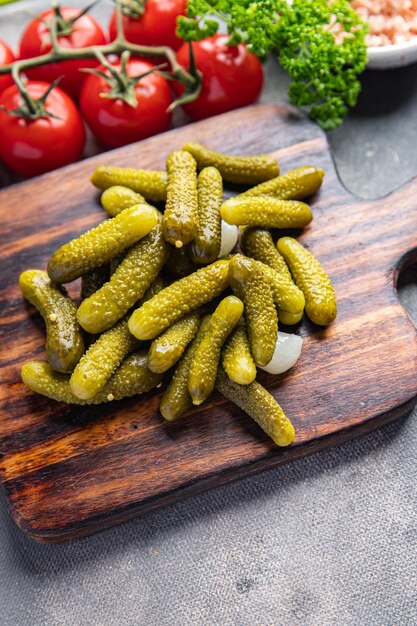 frische gurke gurke eingelegte gurke gemüse mahlzeit essen snack auf dem tisch kopierraum essen