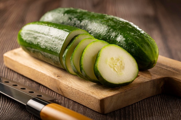 Frische Gurke in Scheiben geschnitten auf dem Tisch