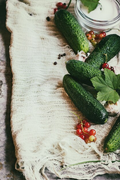 Frische Gurken zum Beizen vorbereitet