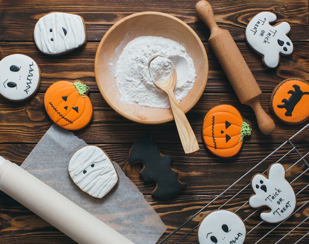 Frische Halloween-Lebkuchenplätzchen auf Holztisch.