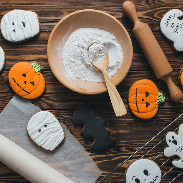 Frische Halloween-Lebkuchenplätzchen auf Holztisch.