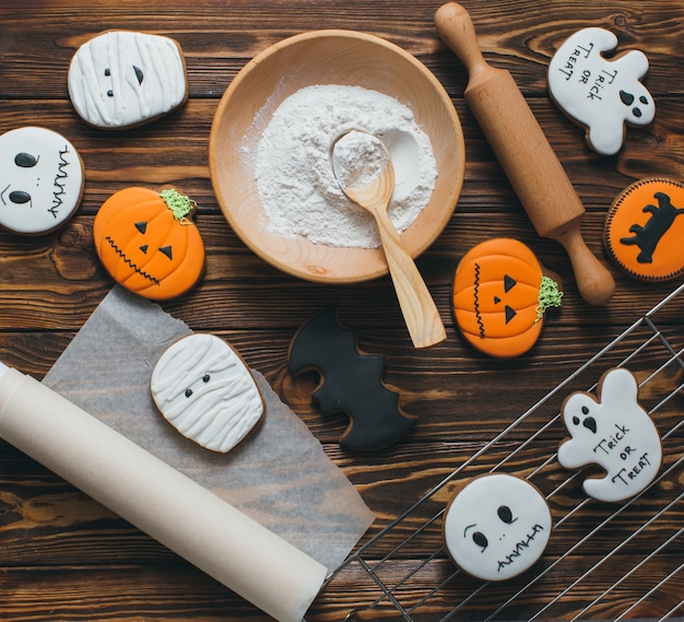 Frische Halloween-Lebkuchenplätzchen auf Holztisch.